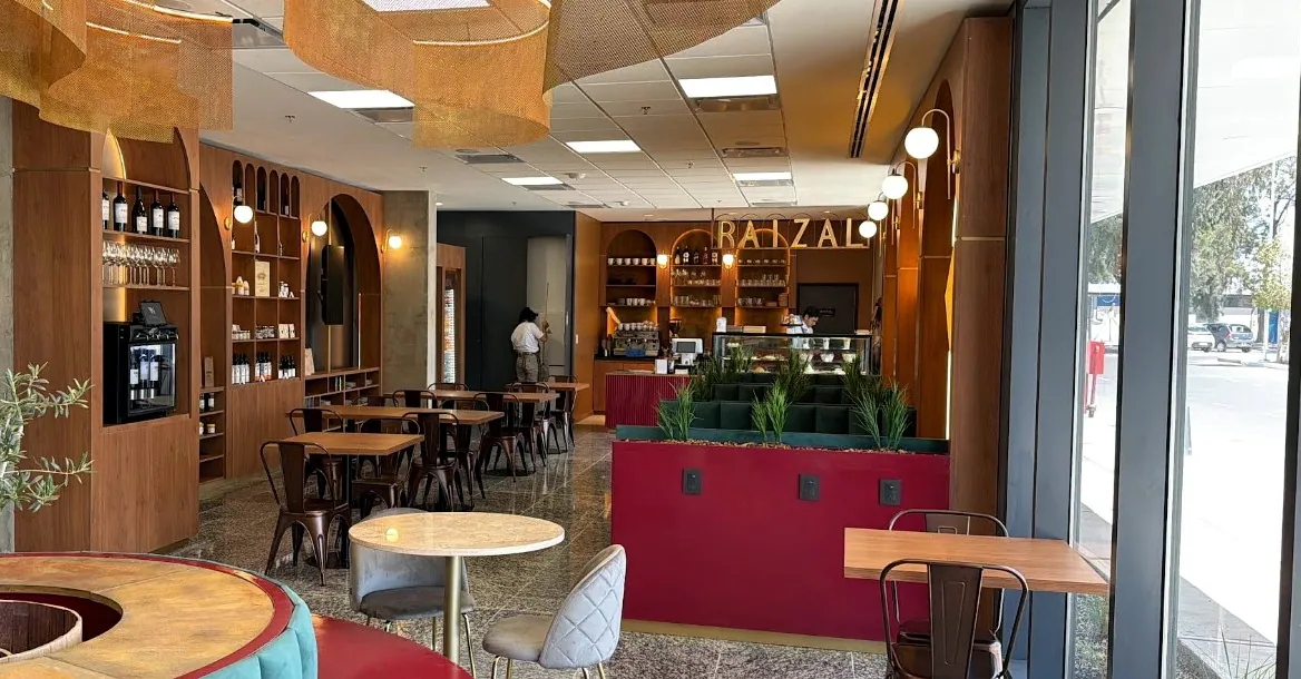 Vista amplia del salón de Raizal